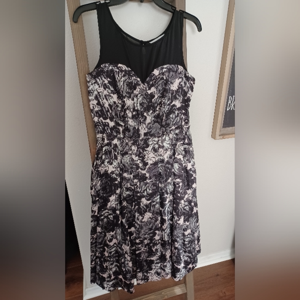 H&M: Floral Dress with Sweetheart Neckline, Box Pleats, and Pocke…